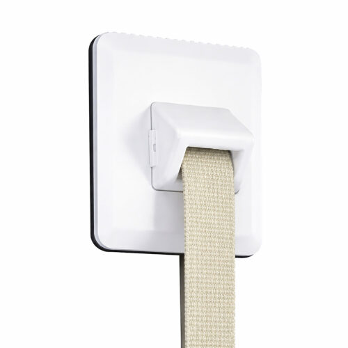 Weiße Kunststoff-Rolladengurtführung mit beigem Gurt auf weißem Hintergrund